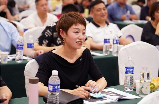 工商管理EMBA總裁班學(xué)員在認(rèn)真聽(tīng)課