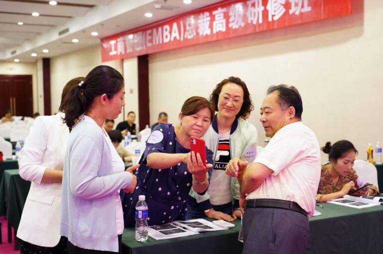 工商管理EMBA總裁班同學(xué)們課間向老師請(qǐng)教問(wèn)題